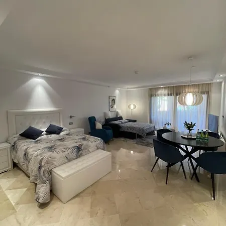 ホテル Studio Private Wing Estepona 5*